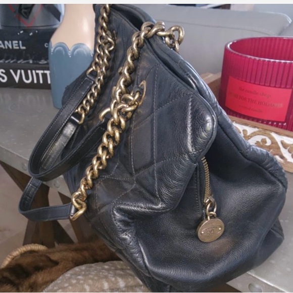 Chanel Black Quilted Shoulder Bag with Gold Accents - Picture 15 of 16